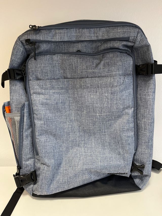 Mochila gris Amazon Basics