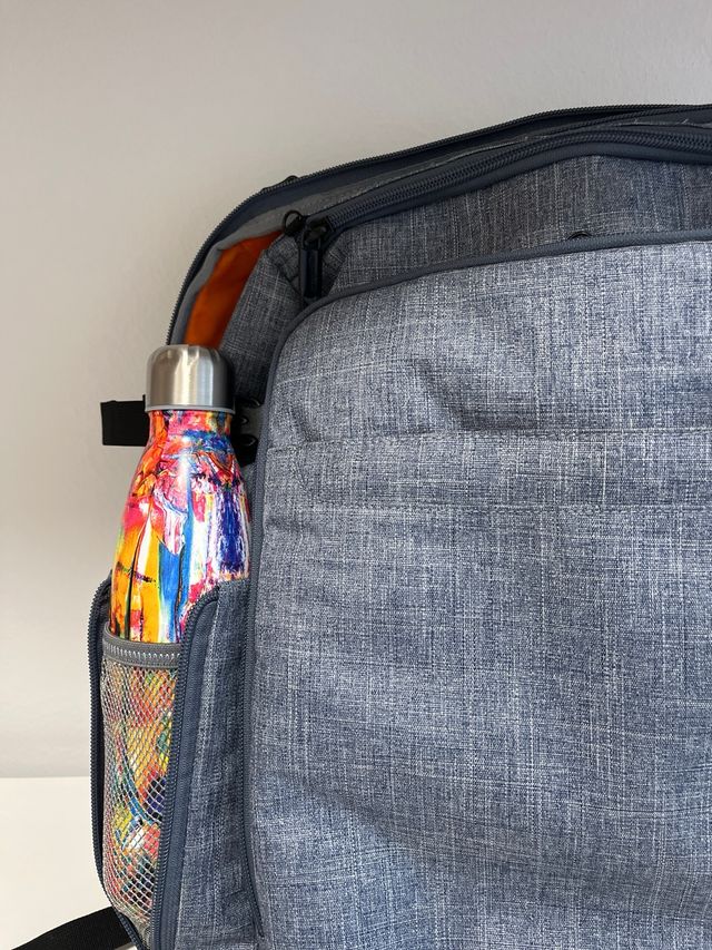 Mochila gris Amazon Basics