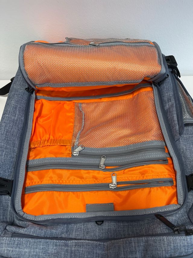 Mochila gris Amazon Basics