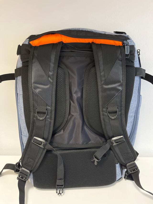 Mochila gris Amazon Basics