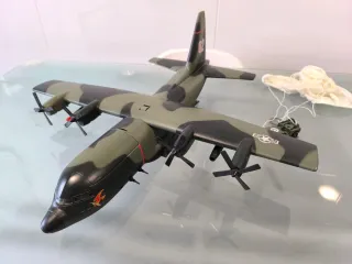 Avión militar de juguete camuflado