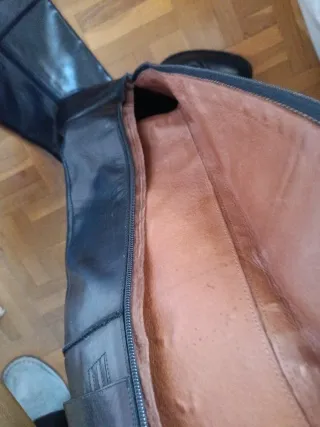 Botas altas de cuero negro con hebilla