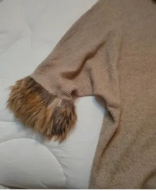 Abrigo beige con capucha de pelo