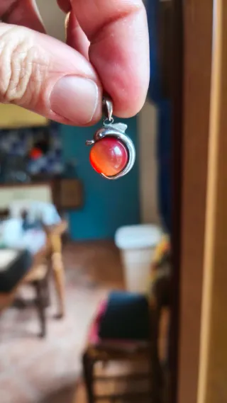 Pendente delfino con pietra arancione