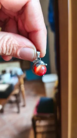 Pendente delfino con pietra arancione