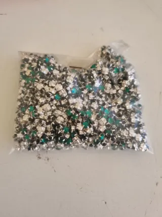 Pedrería y lentejuelas