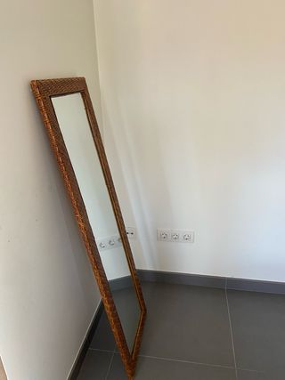 Specchio a figura intera con cornice in vimini