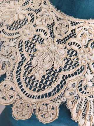 Cuello de encaje antiguo bordado a mano.