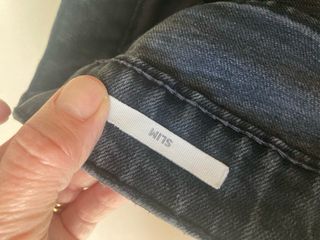 Pantalón vaquero slim gris oscuro