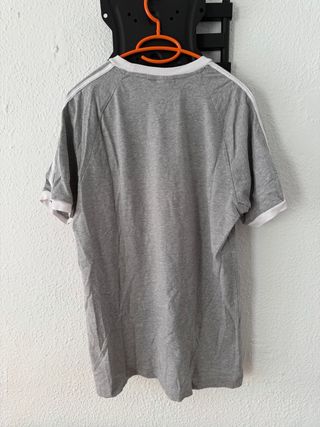 Camiseta Adidas Gris con Rayas Blancas