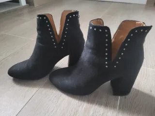 Botines negros con tachuelas