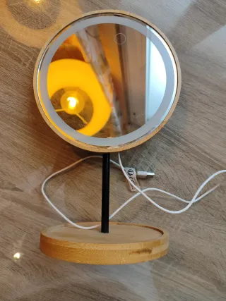 Espejo con luz LED y base de bambú. USB