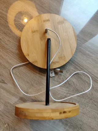 Espejo con luz LED y base de bambú. USB