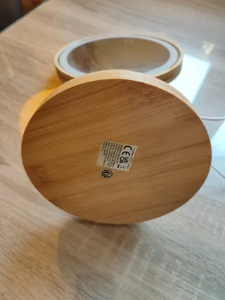 Espejo con luz LED y base de bambú. USB