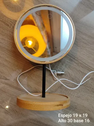 Espejo con luz LED y base de bambú. USB