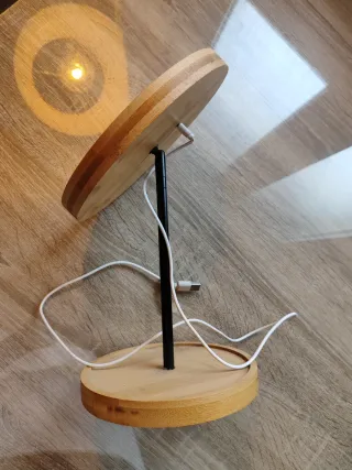 Espejo con luz LED y base de bambú. USB