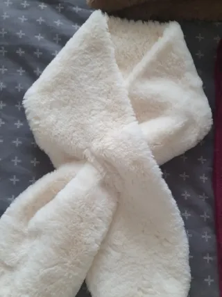 Bufandas de peluche marrones, moradas y blancas