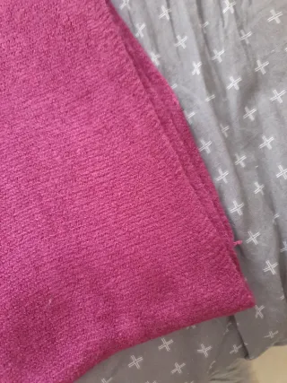 Bufandas de peluche marrones, moradas y blancas