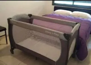 Cuna de viaje gris Sleep 'n Play