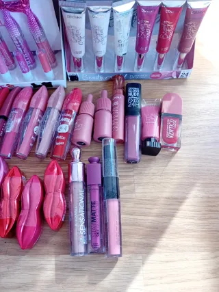 Lote 110 labiales y brillos de labios