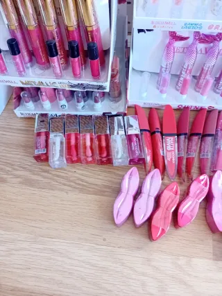 Lote 110 labiales y brillos de labios