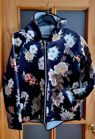 Chaqueta de invierno con capucha floral