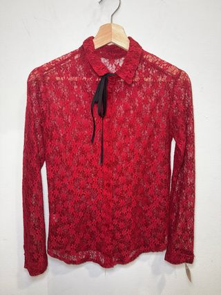 Blusa roja encaje con lazo