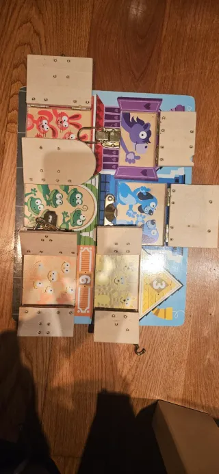 Tablero de madera con pestillos