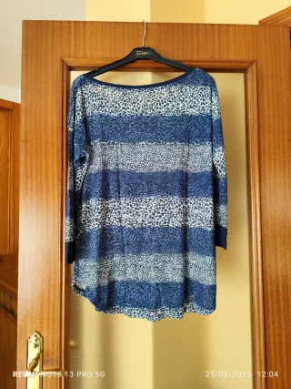 Camiseta de mujer azul y blanca