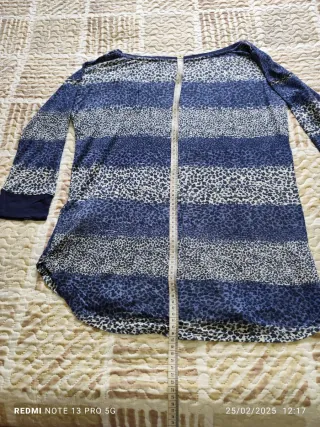 Camiseta de mujer azul y blanca