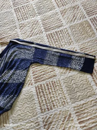 Camiseta de mujer azul y blanca