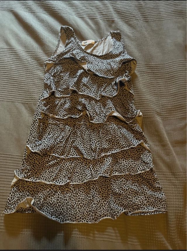 Vestido con volantes y estampado animal