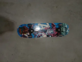 Patinete skate con ruedas azules Va perfectamente