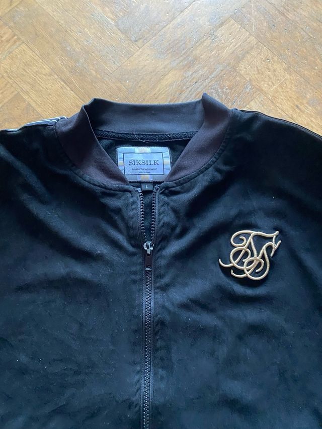 Chaqueta Sik Silk Negra con Detalles