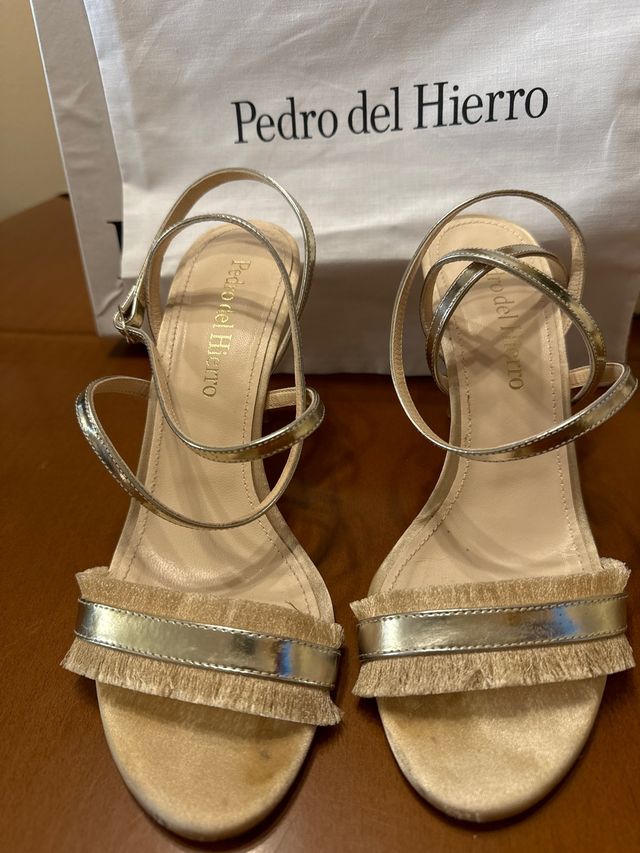 Sandalias Pedro del Hierro Beige y Doradas