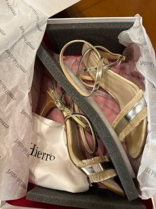 Sandalias Pedro del Hierro Beige y Doradas