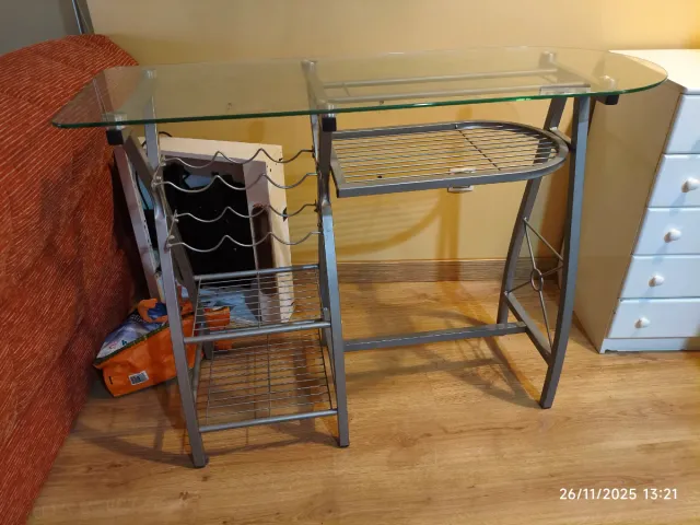 Mesa cristal y metal