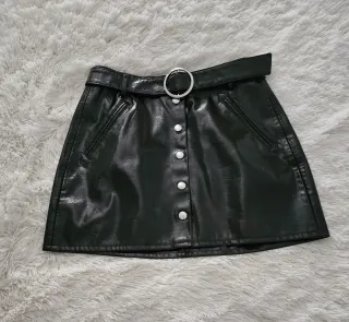 Falda efecto piel negra con cinturón