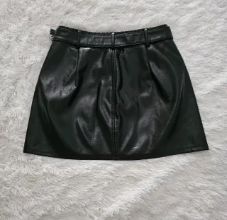 Falda efecto piel negra con cinturón