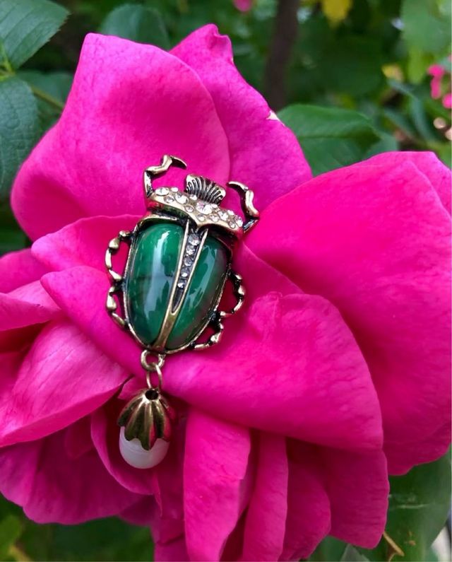 Broche pin escarabajo con perla