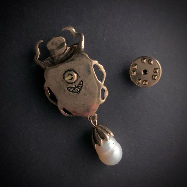 Broche pin escarabajo con perla