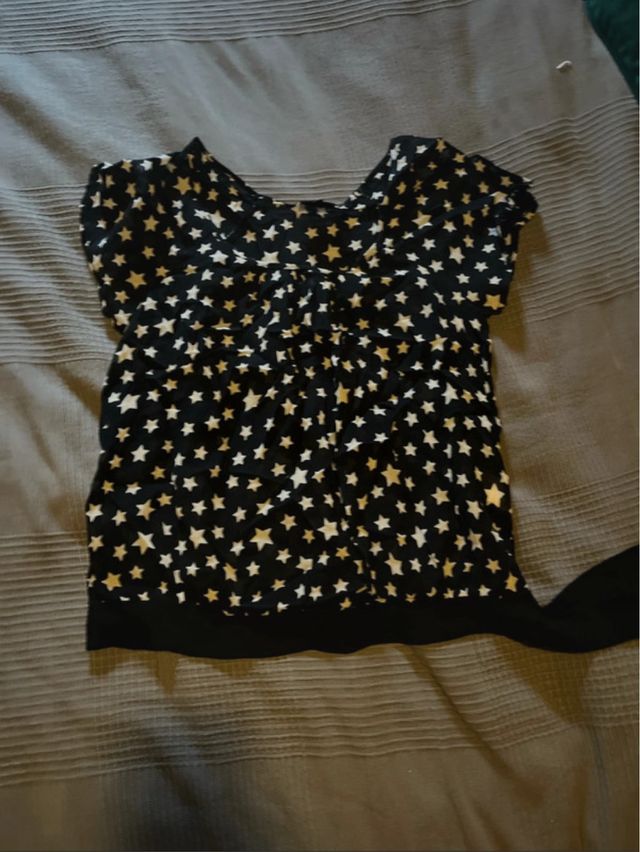 Camiseta negra con estrellas blancas