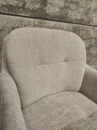 Silla giratoria Lexa de chenilla beige y patas de acero con acabado beige