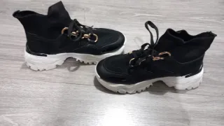 Botines negros mujer con cadena dorada