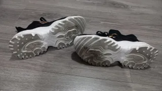 Botines negros mujer con cadena dorada