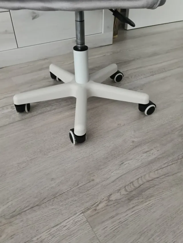 Silla de estudio gris con ruedas