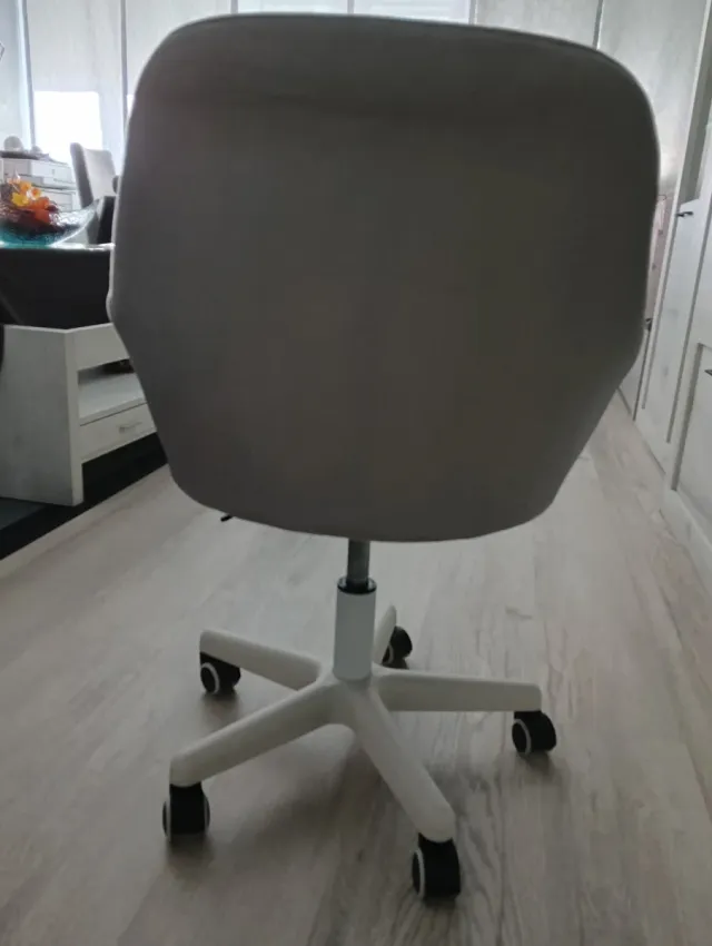 Silla de estudio gris con ruedas