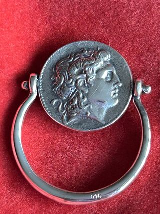 Anillo de plata con dos caras romanas