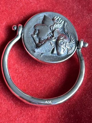 Anillo de plata con dos caras romanas