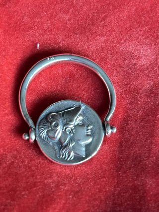 Anillo de plata con dos caras romanas